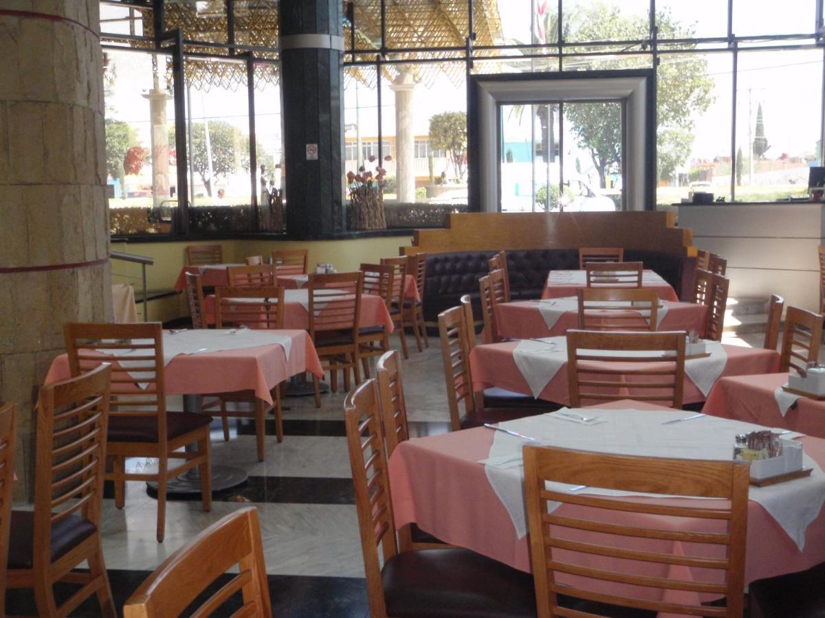 Hotel Plaza Las Fuentes Cuautlancingo Bagian luar foto