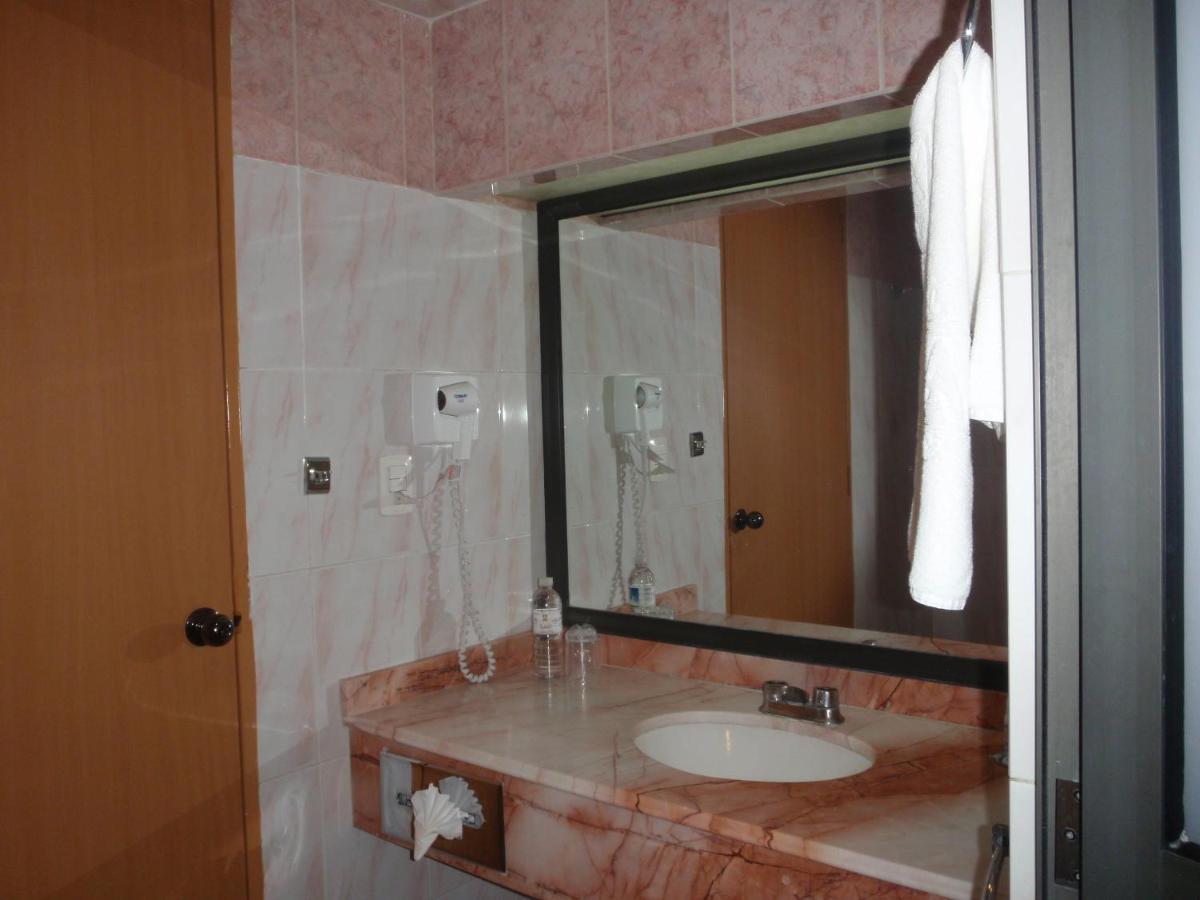 Hotel Plaza Las Fuentes Cuautlancingo Bagian luar foto